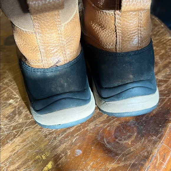 UGG Adirondack Snow boots. Tan and Black Leather Boots - Picture 4 of 8
